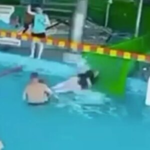 kaydiraktan firlayan kadinin carptigi kucuk cocugun karacigeri yirtildi HWtXOJAA