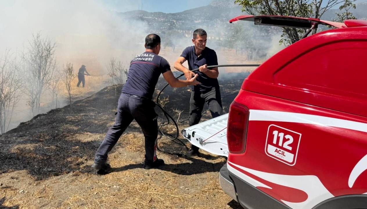 antalyada otluk alanda yangin cikti iwfYeE8t