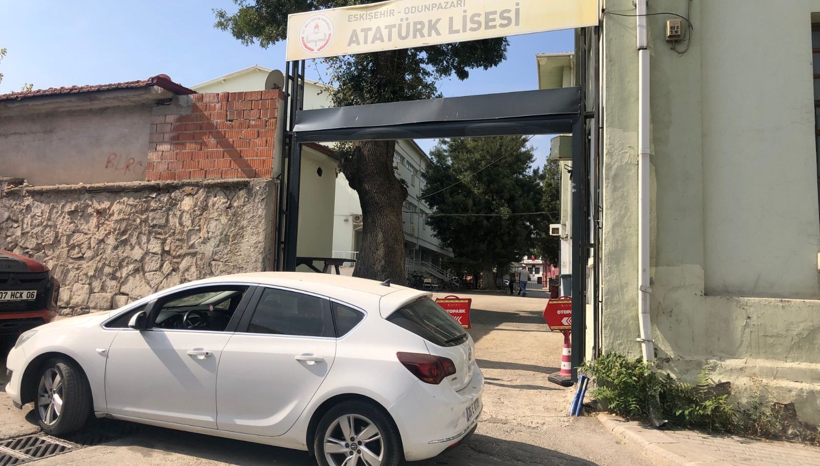 kamyon kasasinin takildigi okul kapisinda zarar olustu sh9vnEPI