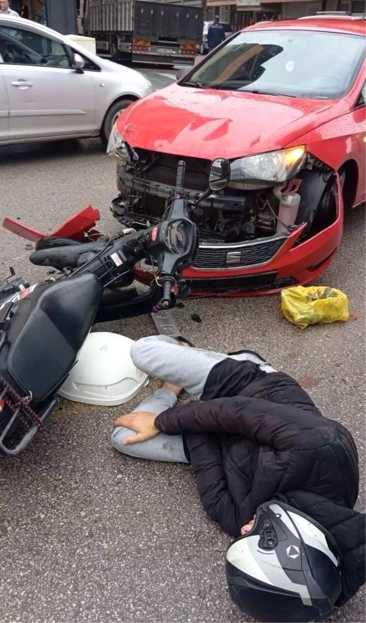 adapazarinda motosiklet ve otomobil kafa kafaya carpisti pq3R8v37.jpg