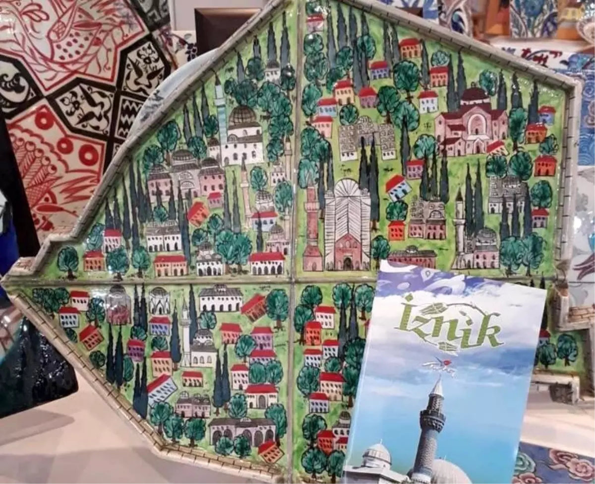 cini sanatcisi mesude kunen papa 14uncu leoya izniki resmettigi tabloyu hediye edecek uCr737ey.jpg