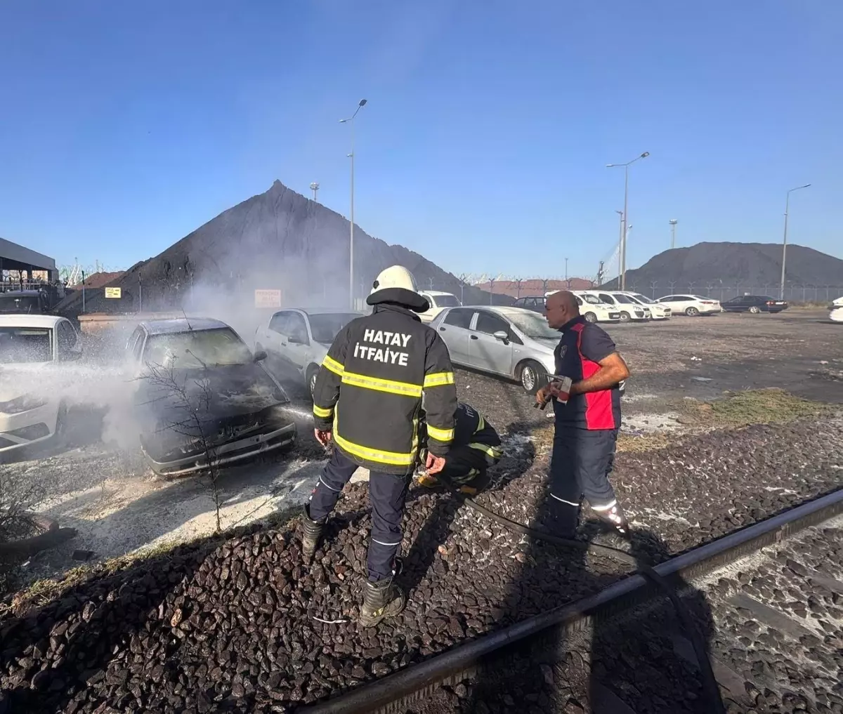 hatayda park halindeki otomobil alevlere teslim oldu KVNzbseX.jpg