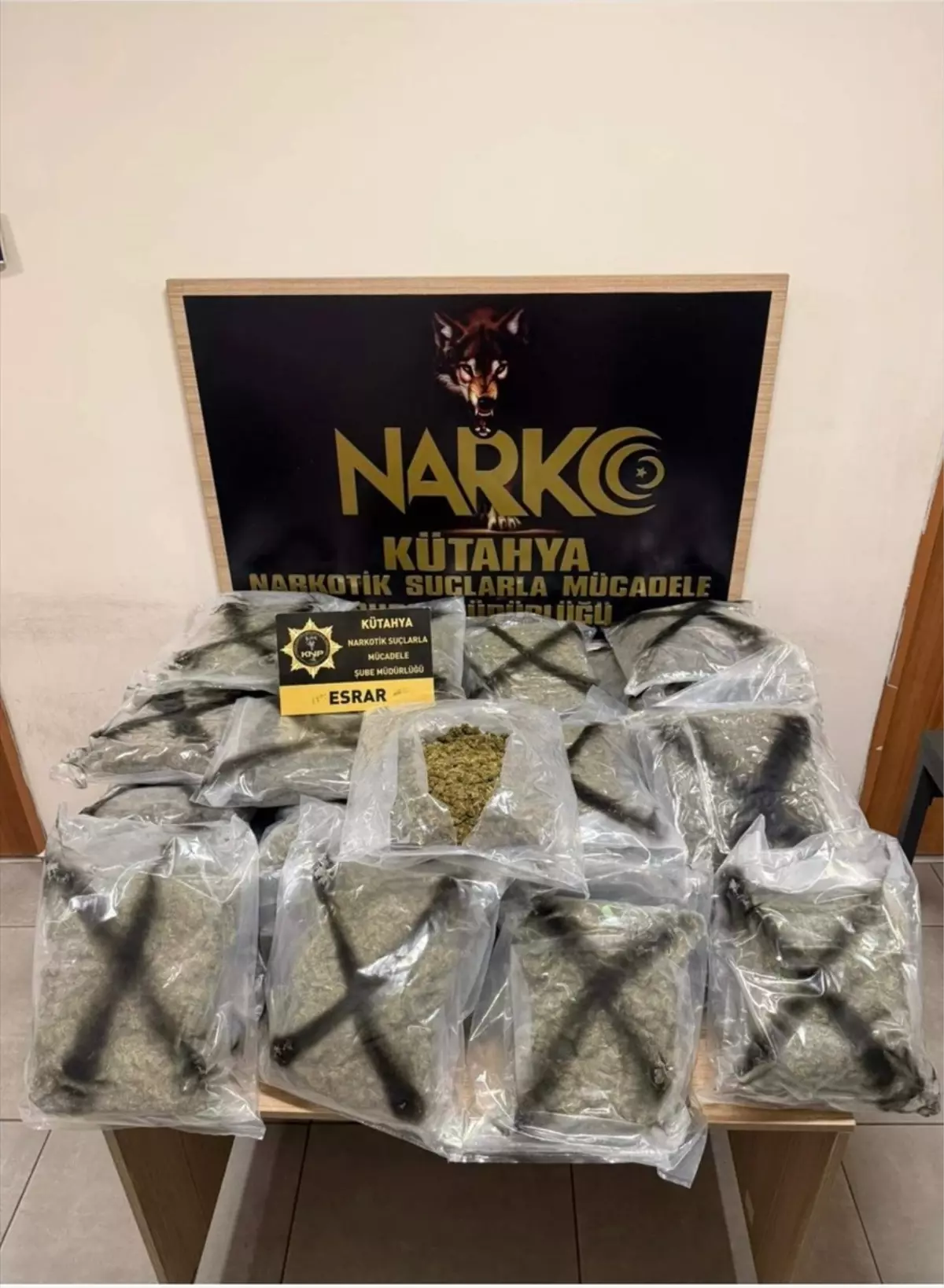 kutahyada uyusturucu operasyonu 3 tutuklama B8Bt8s6s.jpg