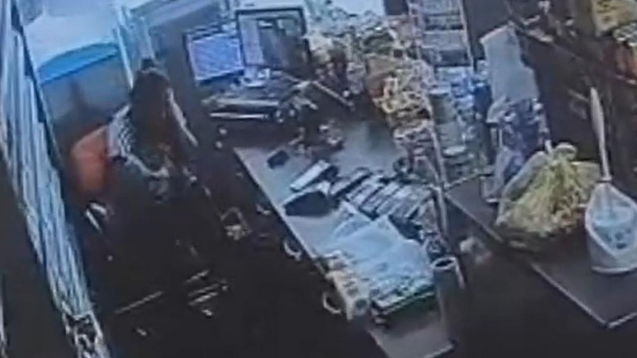 manisada eski es dehseti kucagindaki bebege aldirmadan defalarca bicakladi 4DFazLWp