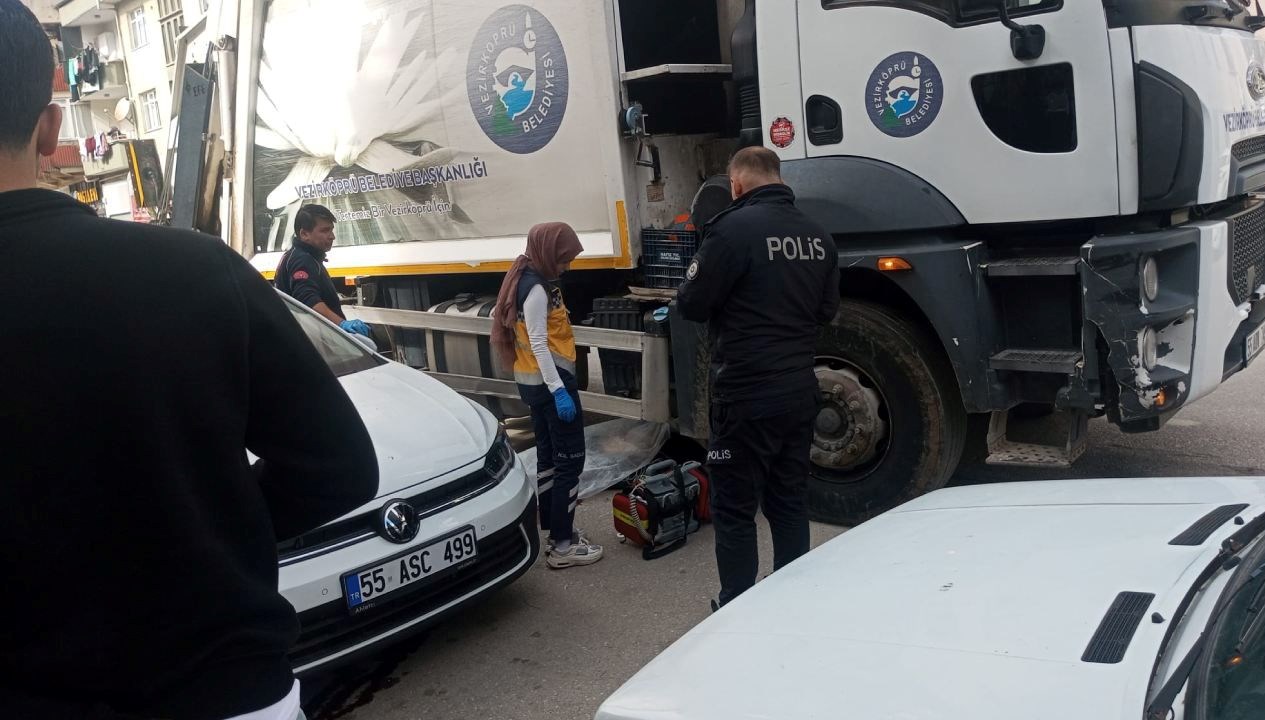 samsunda temizlik kamyonunun altinda kalan yaya oldu imnIYKqy.jpg