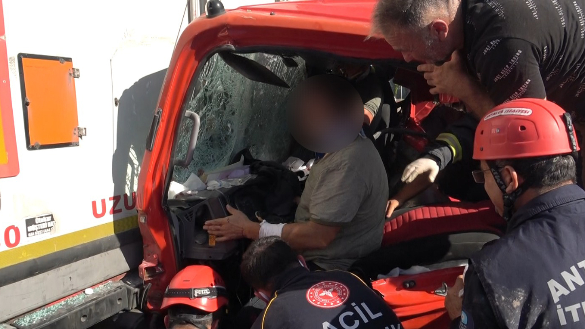 antalyada kamyonet tira arkadan carpti milim farkla olumden donduler Y7aEzusm.jpg