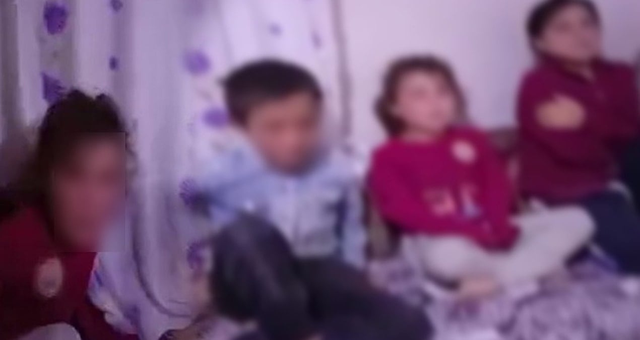 Bu nasıl baba? Çocuklarını kemerle dövüp kamerayla kaydetti!