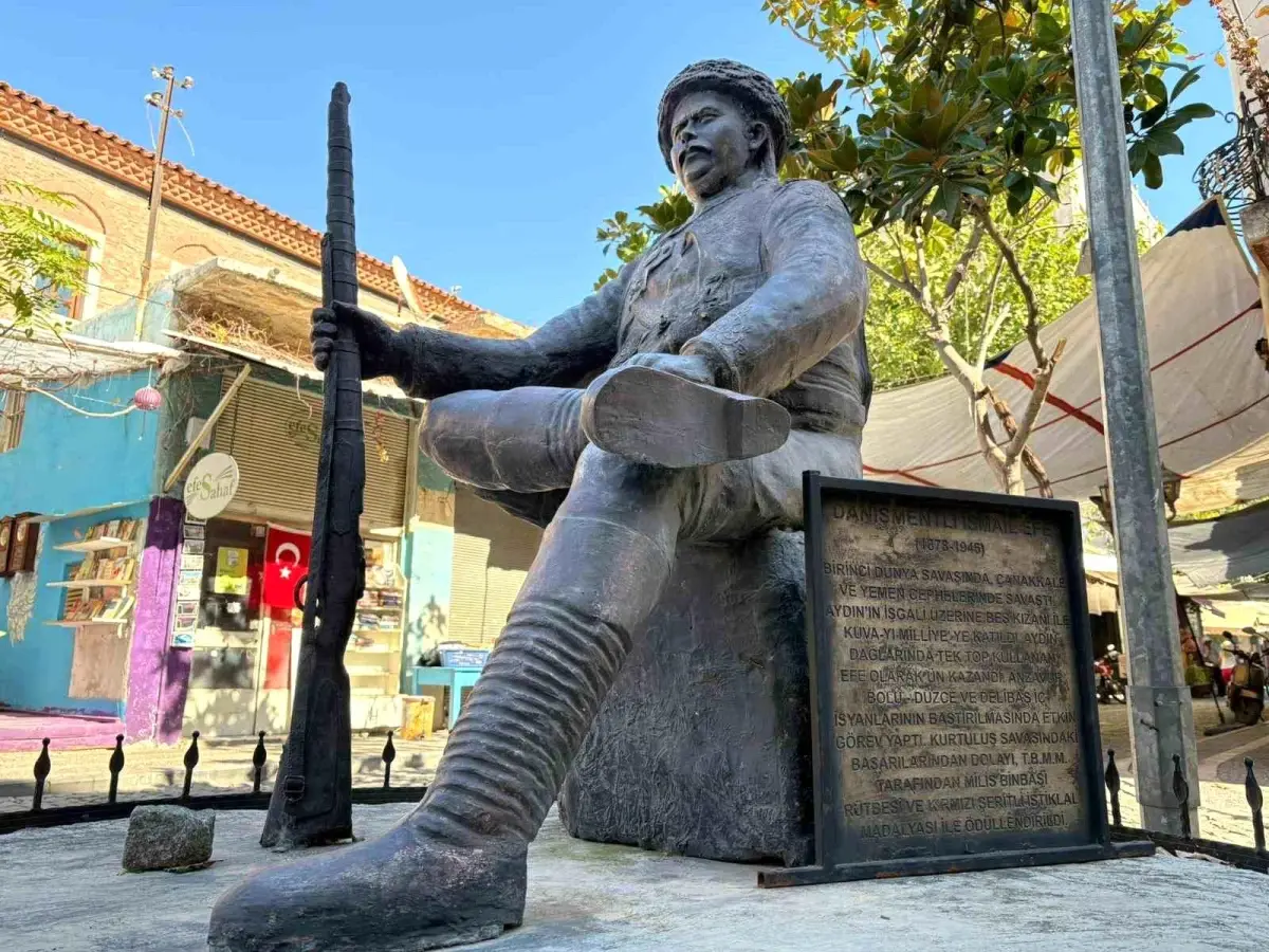 danismentli ismail efe heykeline zarar verildi 8pjpwAlg.jpg
