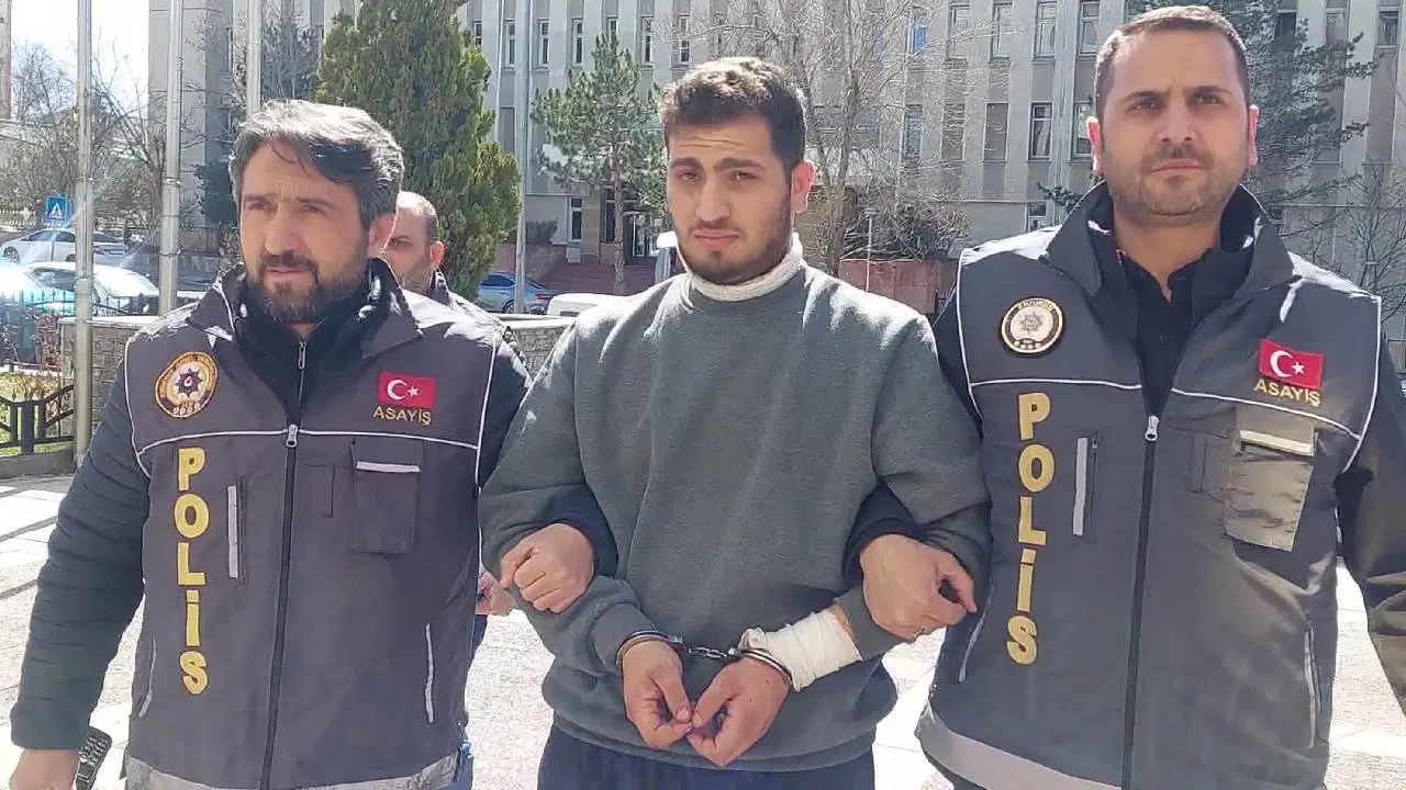 evli oldugu kadini hastane bahcesinde bogarak oldurmustu cezasi belli oldu 4bV3abkF.jpg