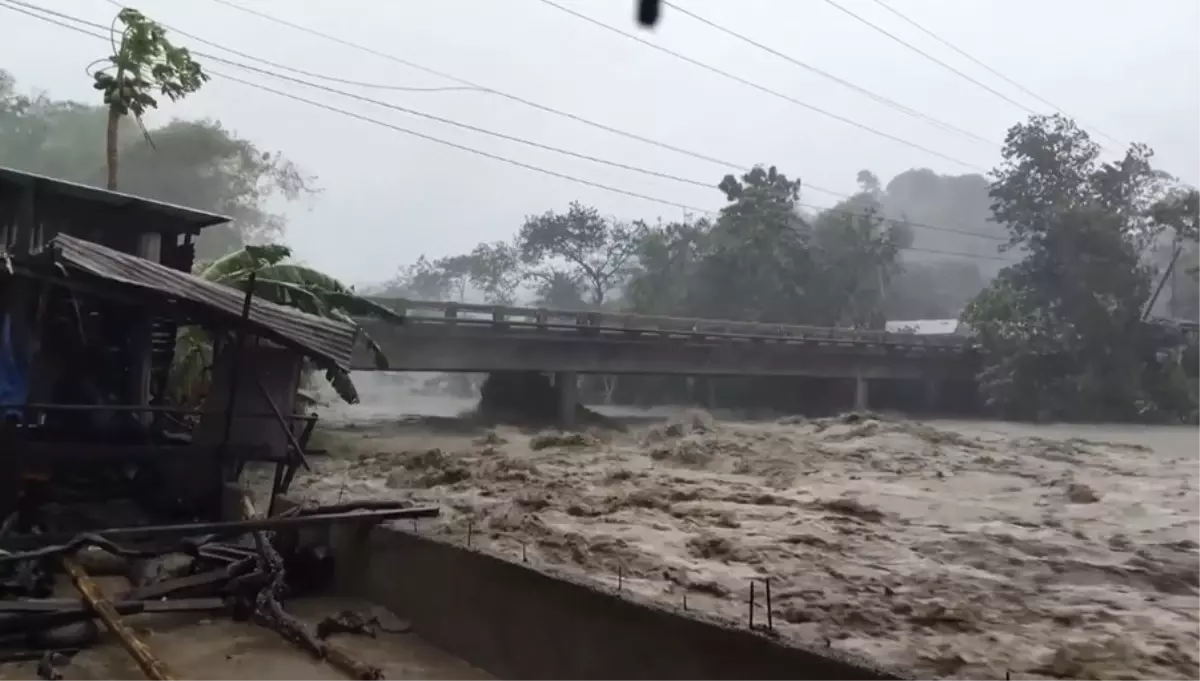 filipinlerde kalmaegi tayfunu felaketi 66 olu Tfw9r3yR.jpg