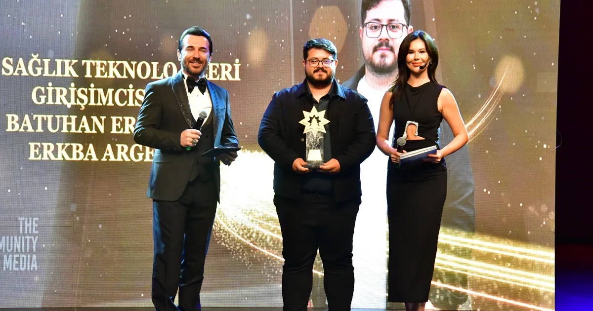 gebze bilisim vadisindeki erkbaya kristal cam odulu AdjXsPfI.webp