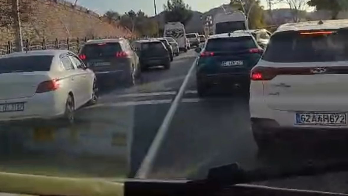 tuncelide fermuar sistemiyle ambulansa yol verildi Cem7UpUU.jpg