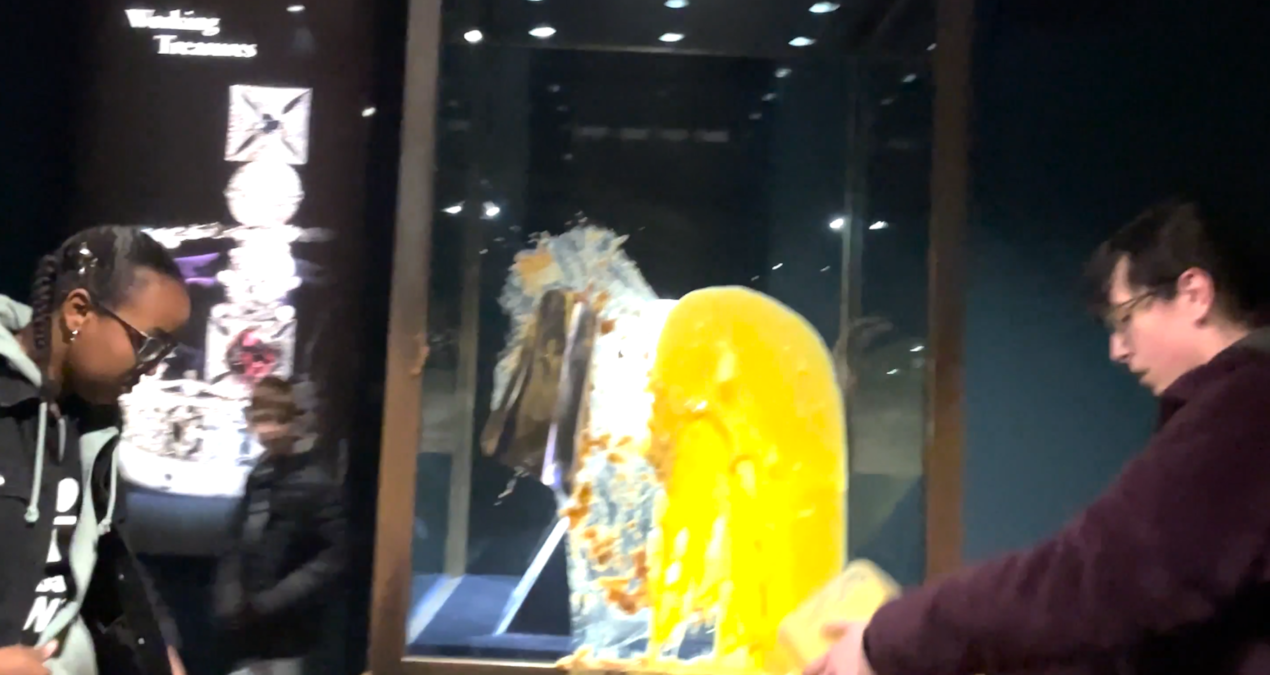 İngiliz tacına muhallebi fırlattılar: Sebebini açtıkları pankarta yazdılar